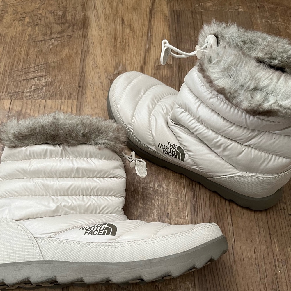 North Face Snow boots (Women’s 7)
